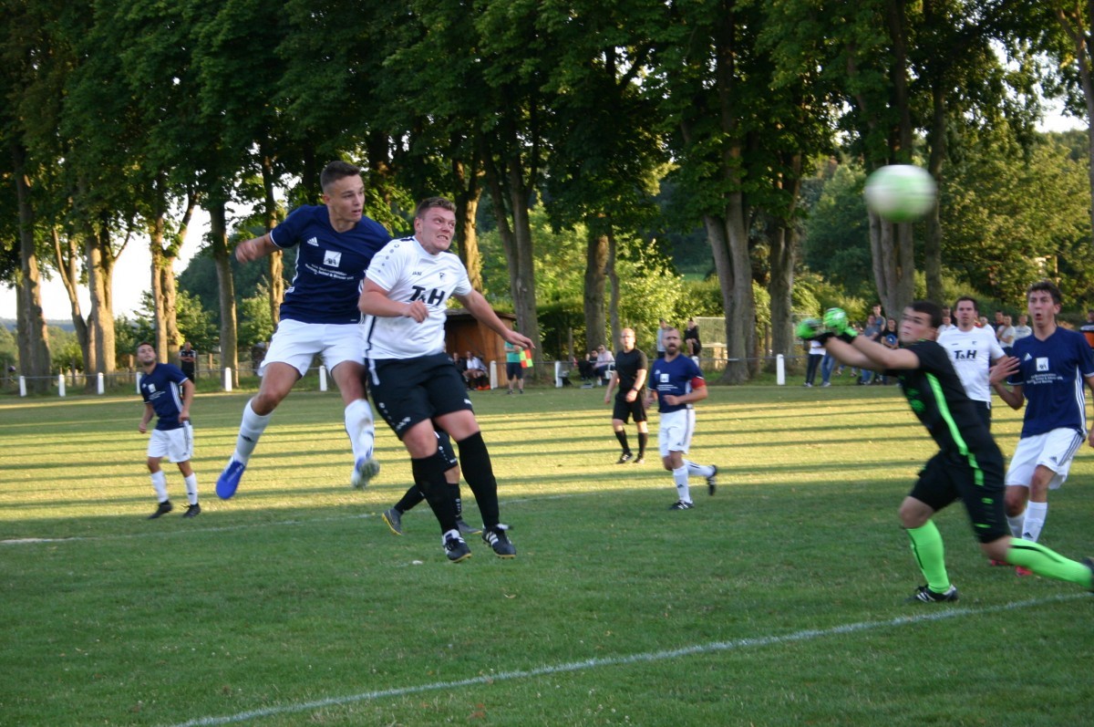 Fußball ruht weiter - Entscheidung im Juni erwartet