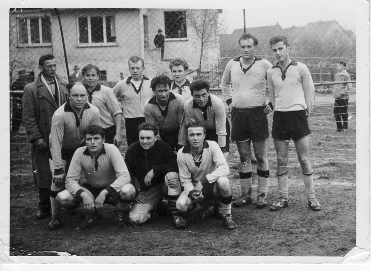 1961 - Eine Fußballmannschaft hatte nur 11 Spieler