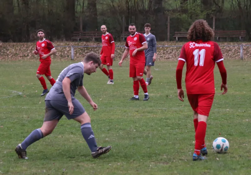Schwer erkämpfter Sieg des SG Neukirchen/Röllshaus. II-Teams in Großropperhausen