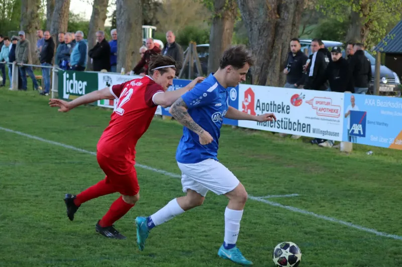 Remis in der Nachspielzeit im Gruppenliga Lokal-Derby in Röllshausen