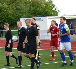 Sichere Spielleitung während der Partie Neukirchen/Röllshausen vs Gudensberg